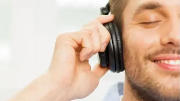 Bahaya Penggunaan Headset Terlalu Lama bagi Kesehatan